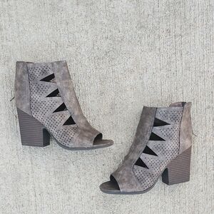 NWT Trixie Peep Toe Block Heel Sandal 7.5 Maurices Stone Gray Maurices Chunky